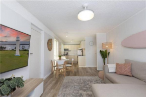 Totally Beachin' Two bed, prime holiday location walk to everything!